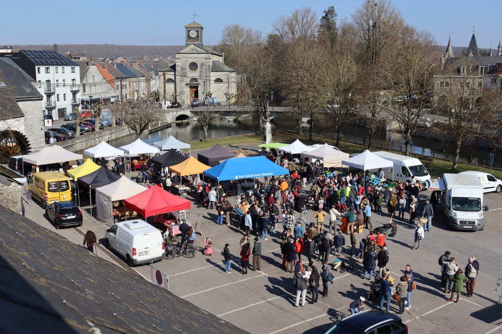 image du marché de Nismes: étals et nombreuses personnes présentes